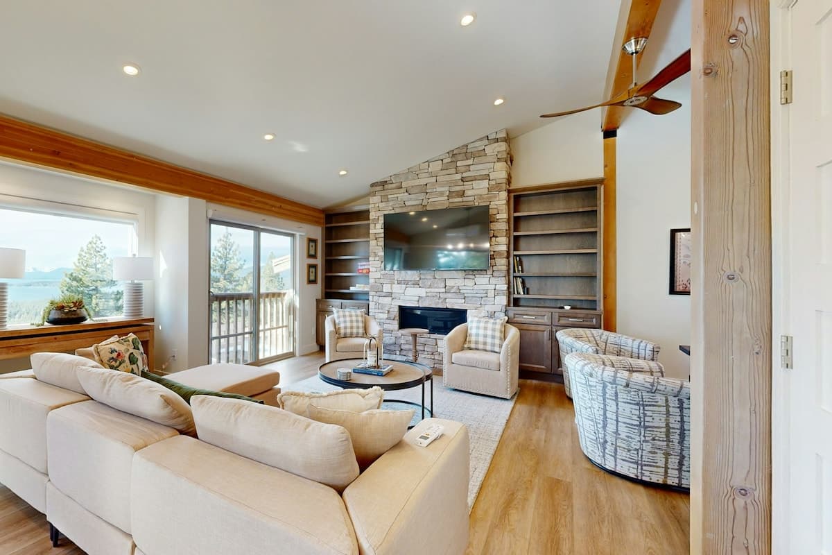 Townhouse in Incline Village · ★4.75 · 2 bedrooms · 4 beds · 2 private baths - Photo 2
