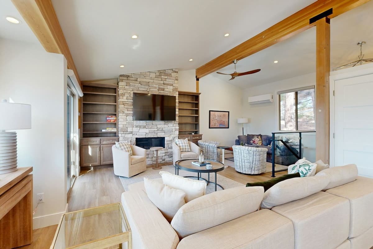 Townhouse in Incline Village · ★4.75 · 2 bedrooms · 4 beds · 2 private baths - Photo 4