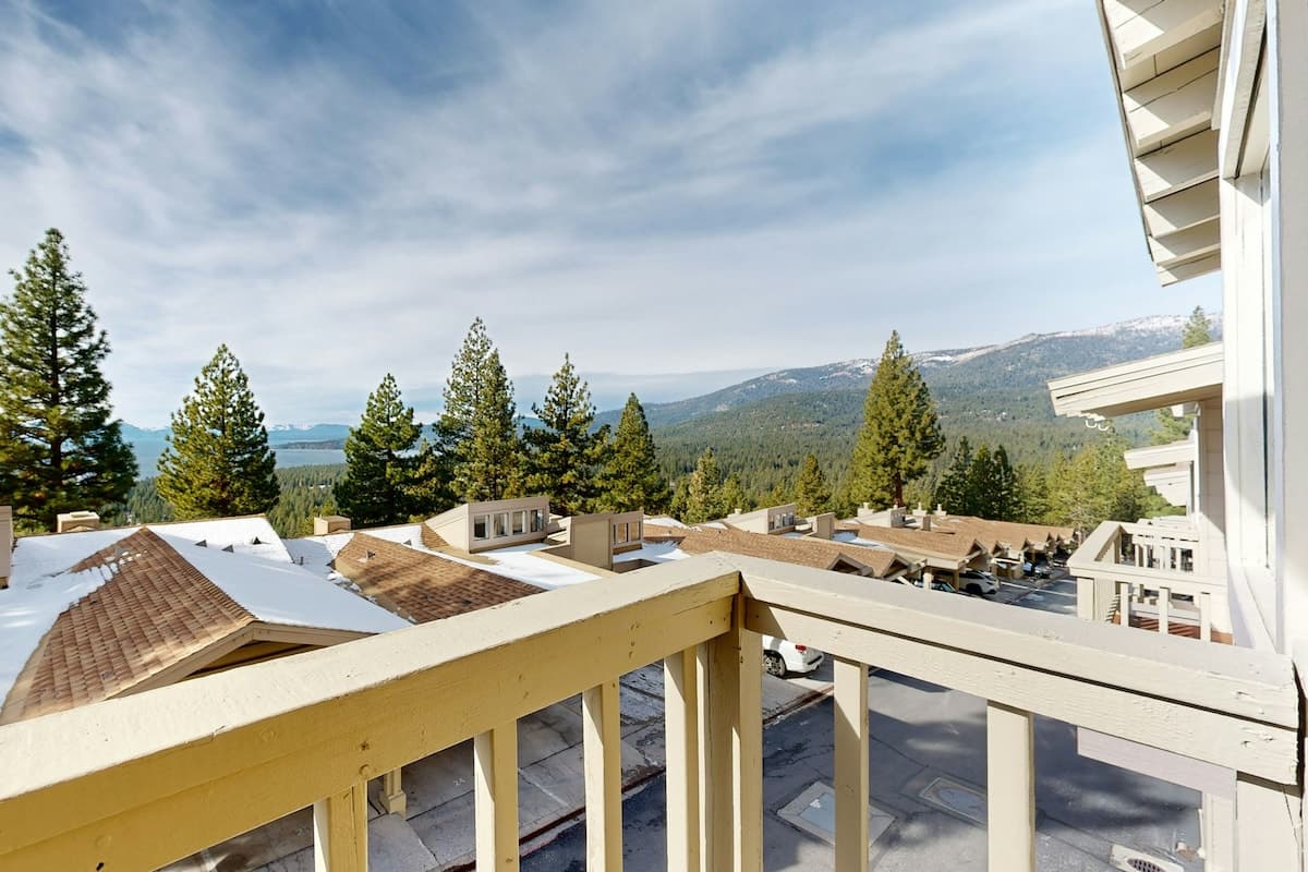 Townhouse in Incline Village · ★4.75 · 2 bedrooms · 4 beds · 2 private baths - Photo 3