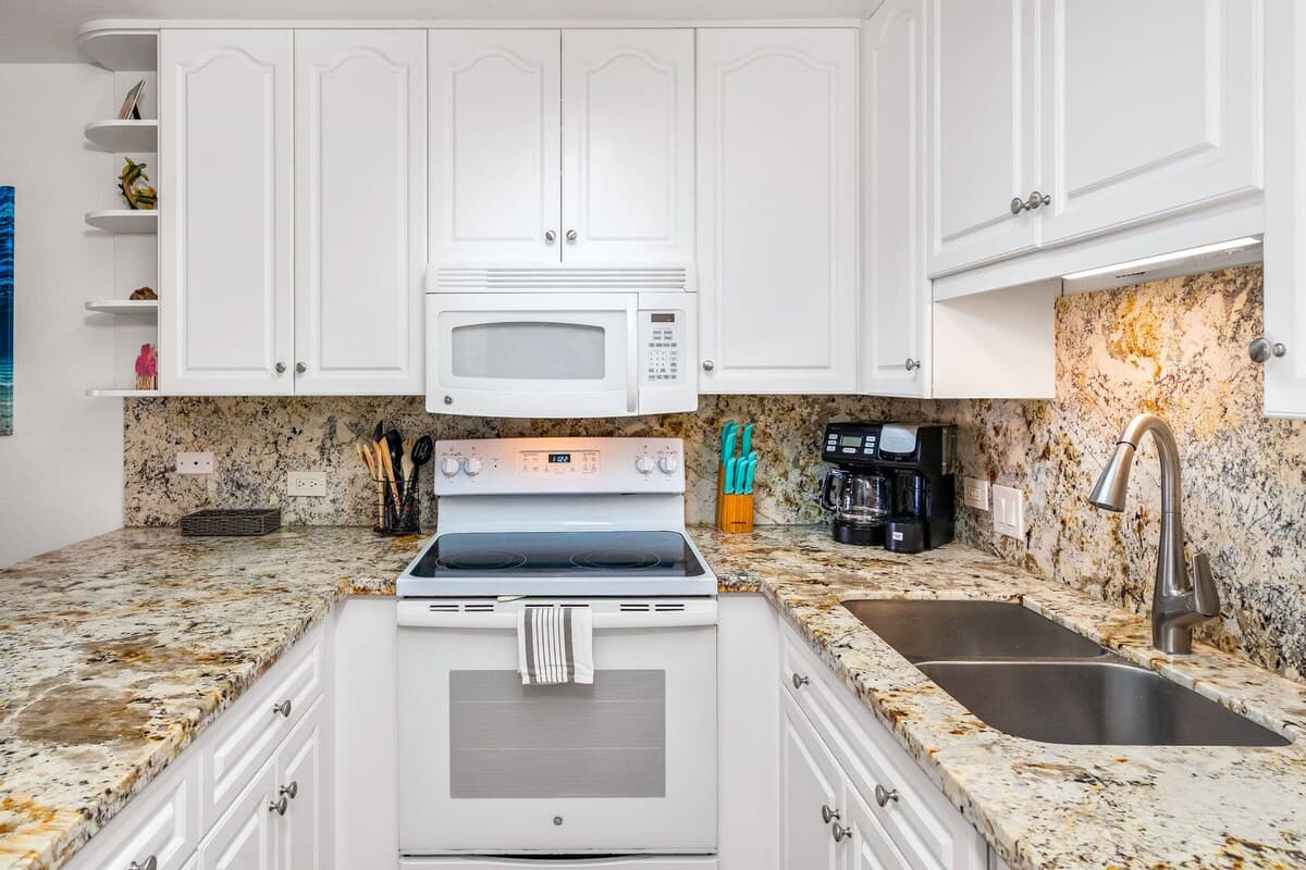 Condo in Kihei · ★5.0 · 2 bedrooms · 3 beds · 2 private baths - Photo 2