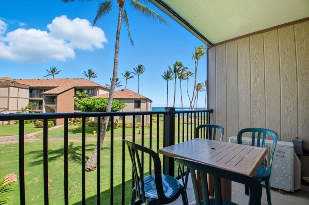 Condo in Kapaa · ★4.86 · 1 bedroom · 1 bed · 1 shared bath - Photo 3