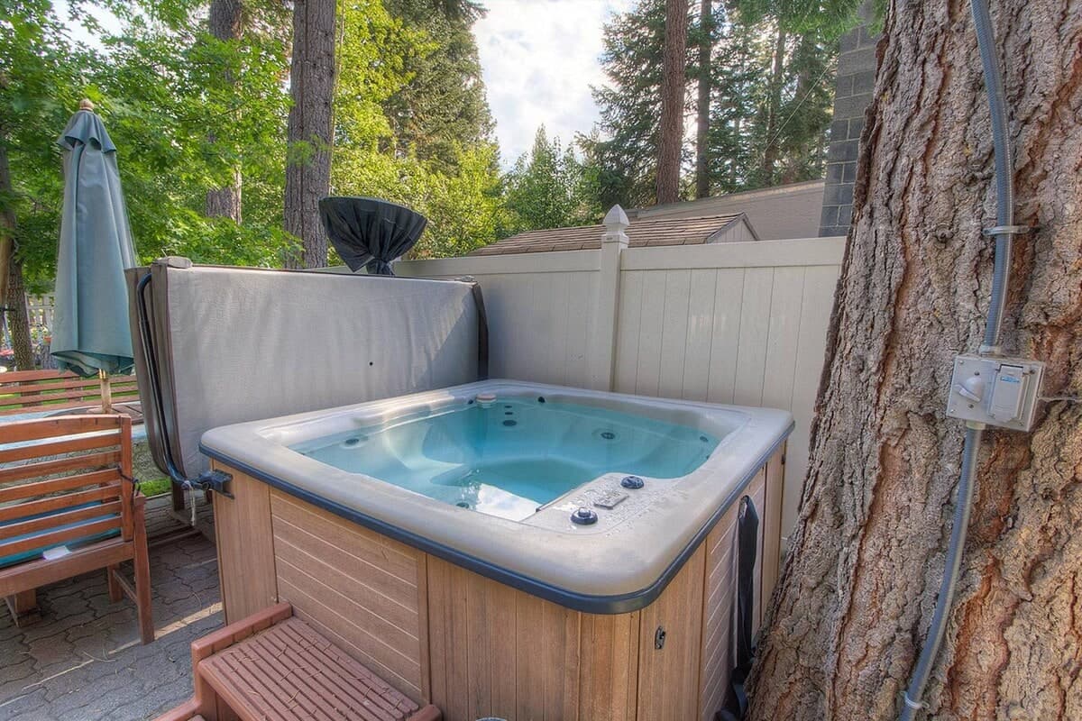 Wolfpack Refuge, Hot Tub & Tahoe Island Yard - Photo 2