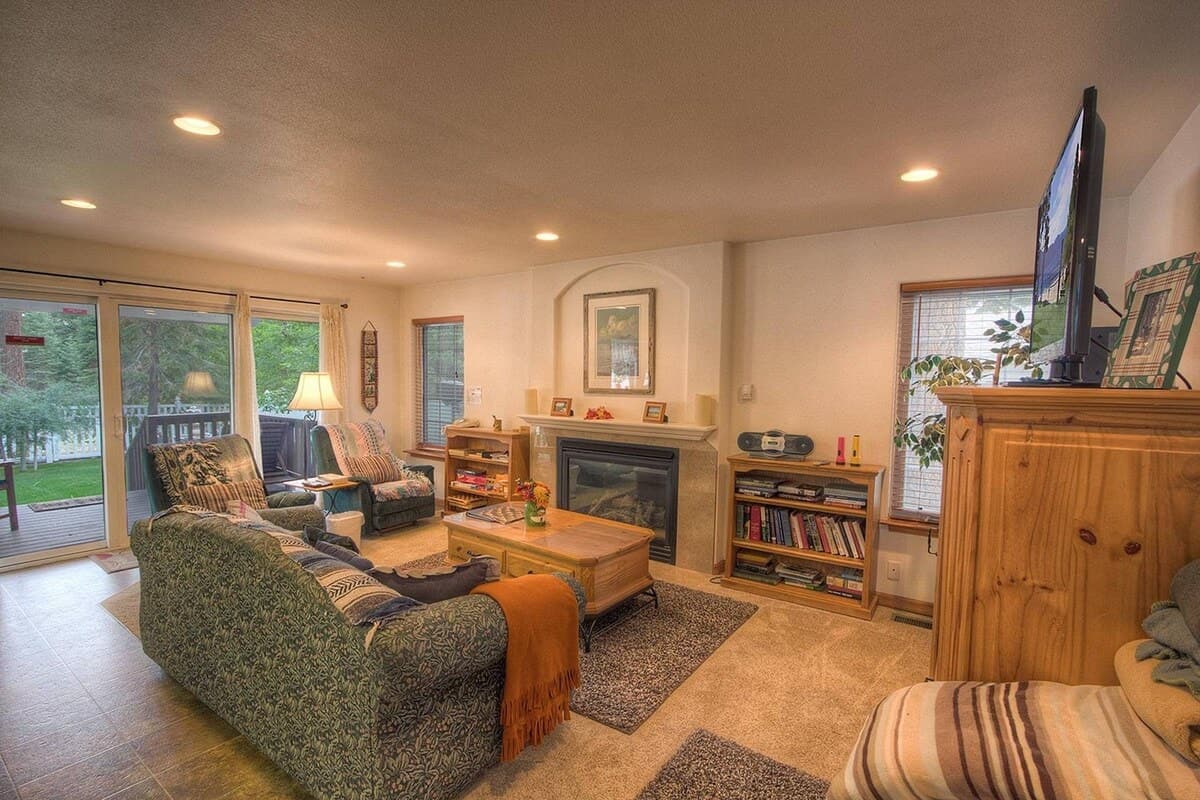 Wolfpack Refuge, Hot Tub & Tahoe Island Yard - Photo 4