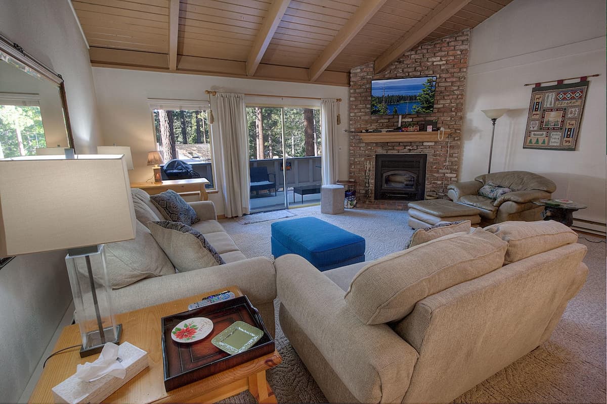 Home in Incline Village · 3 bedrooms · 4 beds · 2.5 private baths - Photo 5