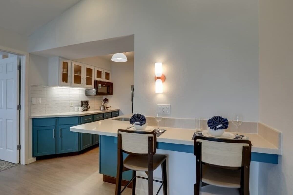 Spacious 700 Sq Ft Suite on Highway 101, Pool - Photo 4