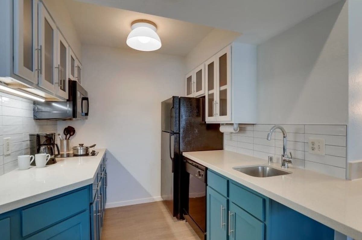 Spacious 700 Sq Ft Suite on Highway 101, Pool - Photo 3