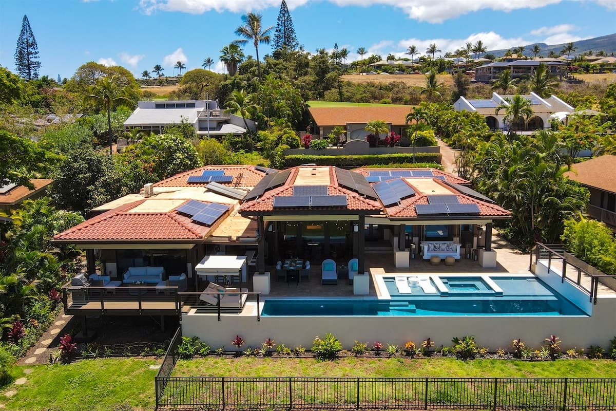 Home in Lahaina · ★4.79 · 3 bedrooms · 8 beds · 2.5 baths - Photo 4
