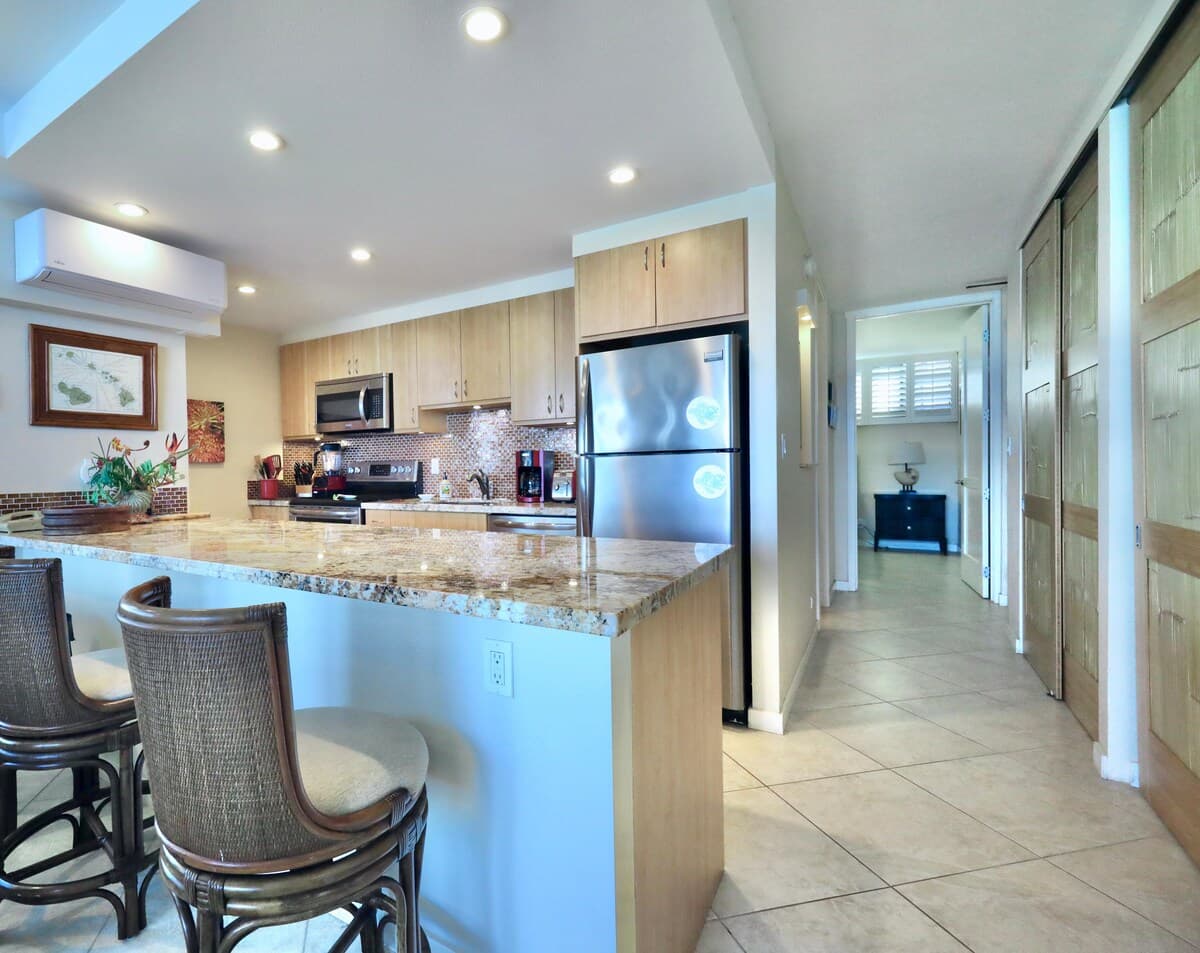 Condo in Lahaina · ★4.91 · 1 bedroom · 2 beds · 1 private bath - Photo 5