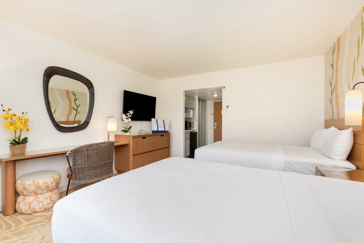 Hotel in Honolulu · ★4.38 · Studio · 2 beds · 1 shared bath - Photo 3