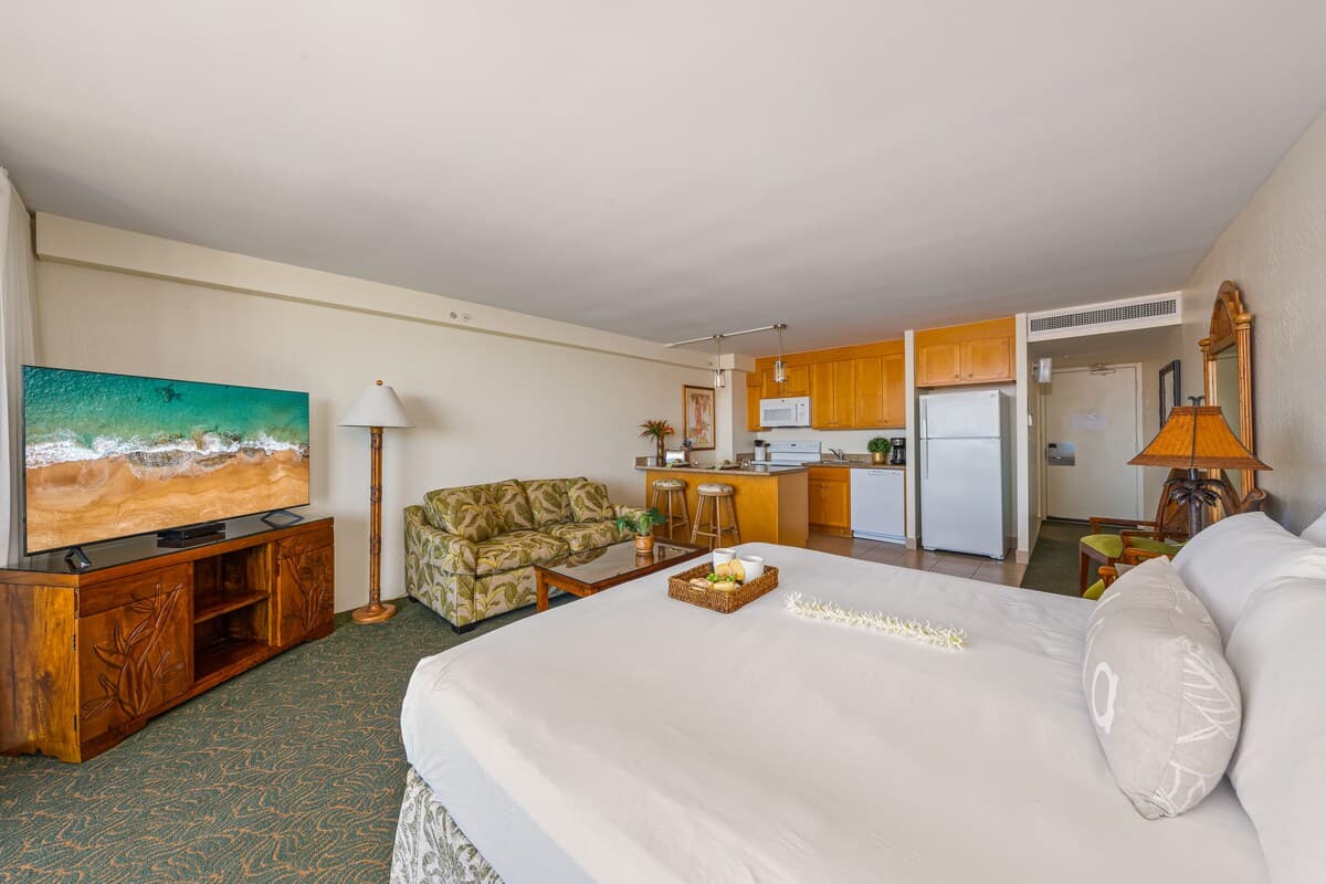 Condo in Lahaina · ★4.9 · 1 bedroom · 2 beds · 1 shared bath - Photo 3