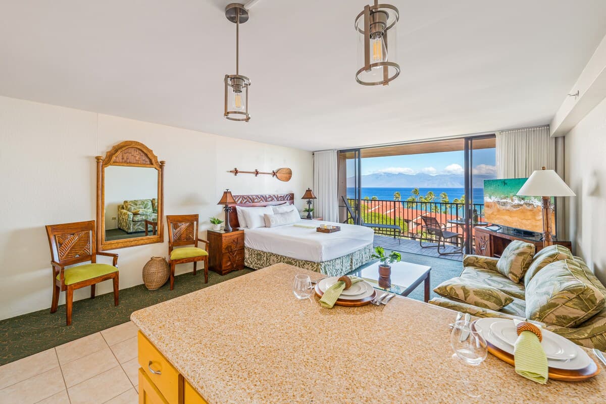 Condo in Lahaina · ★4.9 · 1 bedroom · 2 beds · 1 shared bath - Photo 4