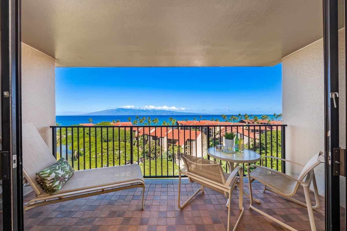 Condo in Lahaina · ★4.9 · 1 bedroom · 2 beds · 1 shared bath - Photo 1