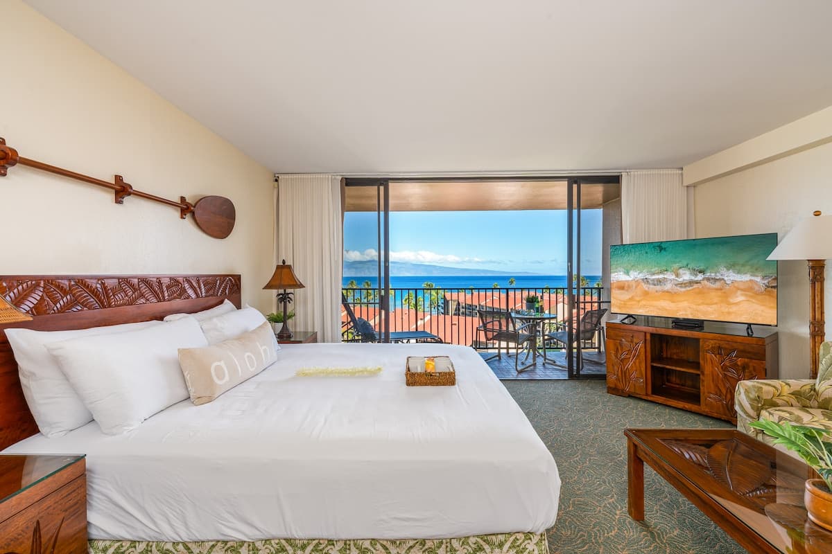 Condo in Lahaina · ★4.9 · 1 bedroom · 2 beds · 1 shared bath - Photo 2