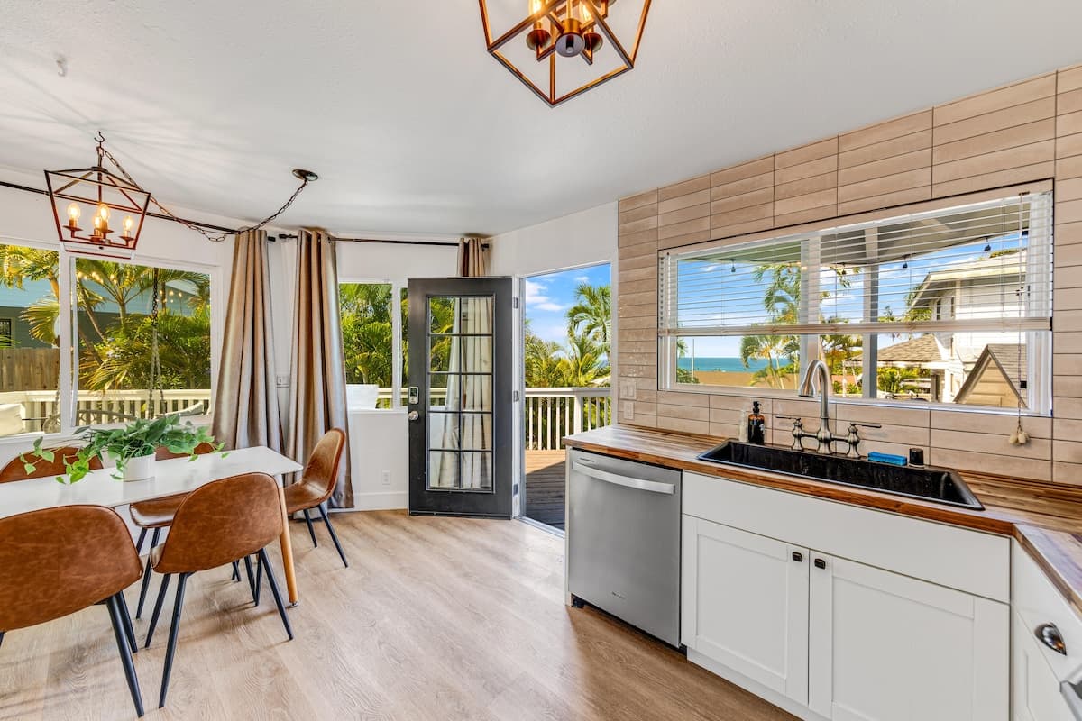 Home in Kailua-Kona · ★4.69 · 3 bedrooms · 5 beds · 2 private baths - Photo 3