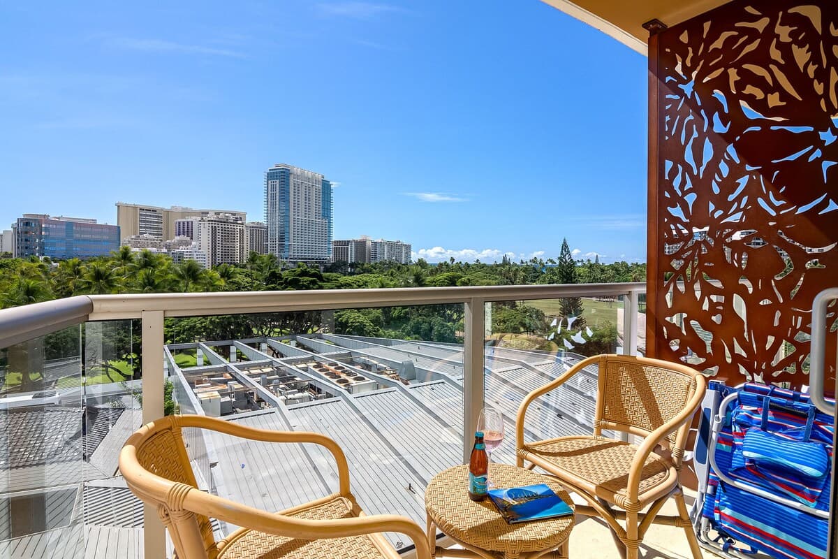 Condo in Honolulu · ★4.67 · 1 bedroom · 2 beds · 1 private bath - Photo 2