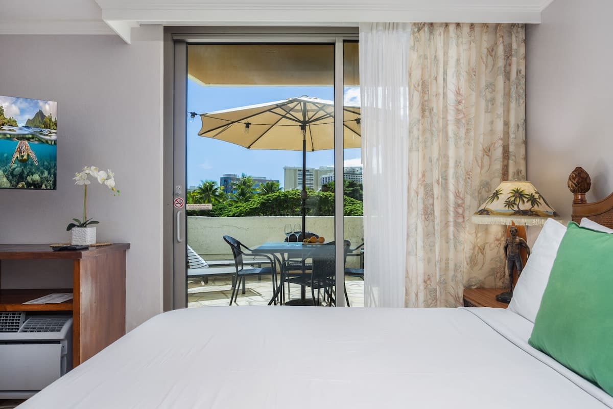 Condo in Honolulu · ★4.82 · 1 bedroom · 2 beds · 1 private bath - Photo 2