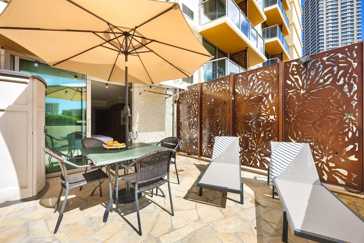 Condo in Honolulu · ★4.82 · 1 bedroom · 2 beds · 1 private bath - Photo 3