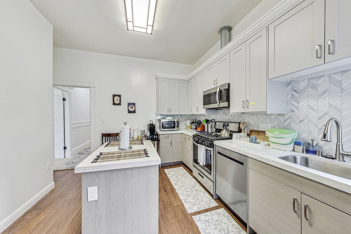 Haight-Ashbury Victorian Flat with Garden - Photo 3