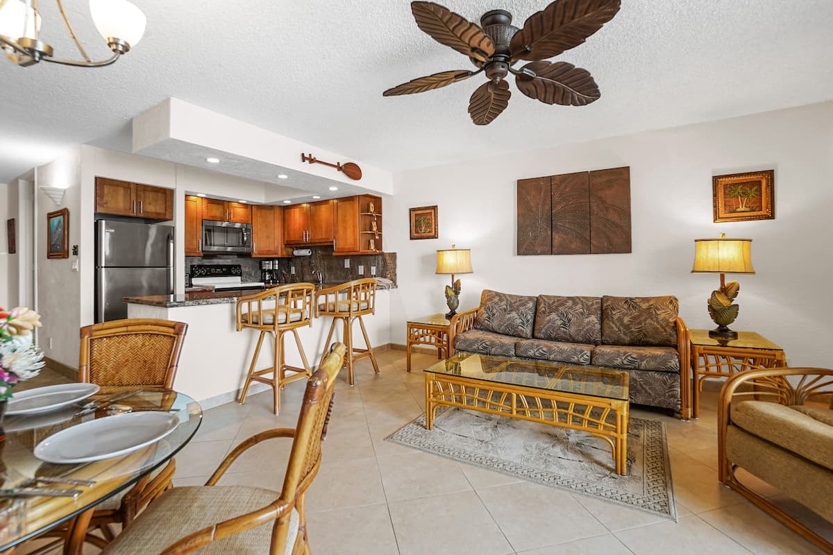 Home in Lahaina · ★4.8 · 1 bedroom · 2 beds · 1 private bath - Photo 3
