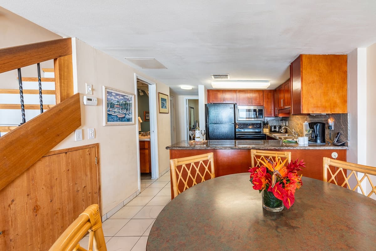 Condo in Lahaina · ★4.77 · 3 bedrooms · 4 beds · 2.5 baths - Photo 4