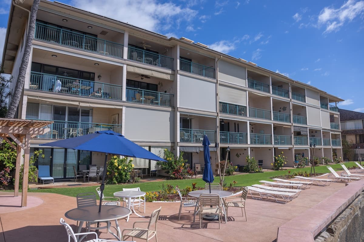 Condo in Lahaina · ★4.45 · 1 bedroom · 1 bed · 1 private bath - Photo 4