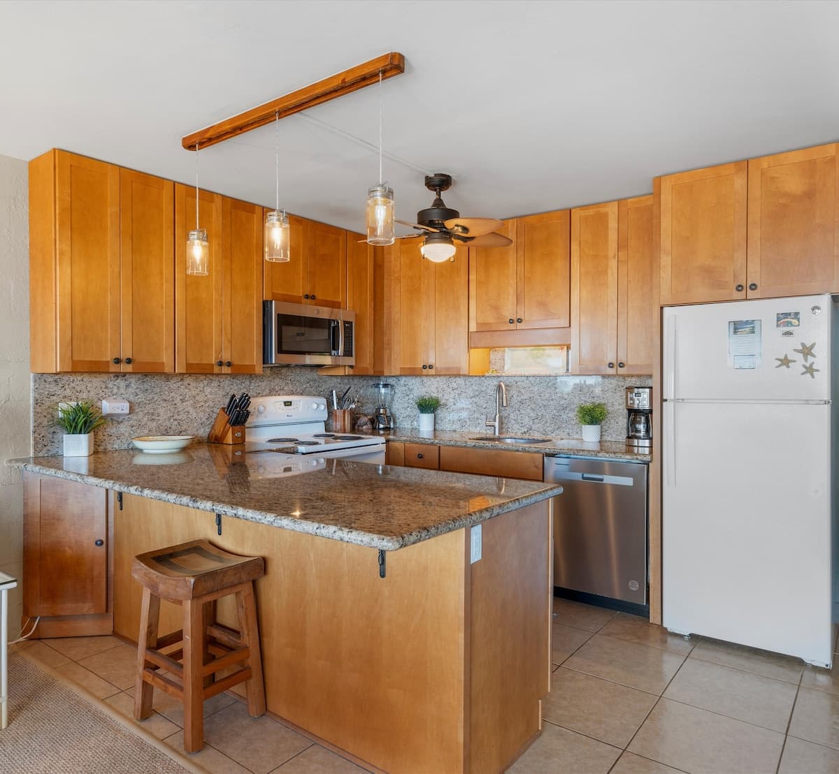 Oceanview condo w/ pool and beach access - Photo 4