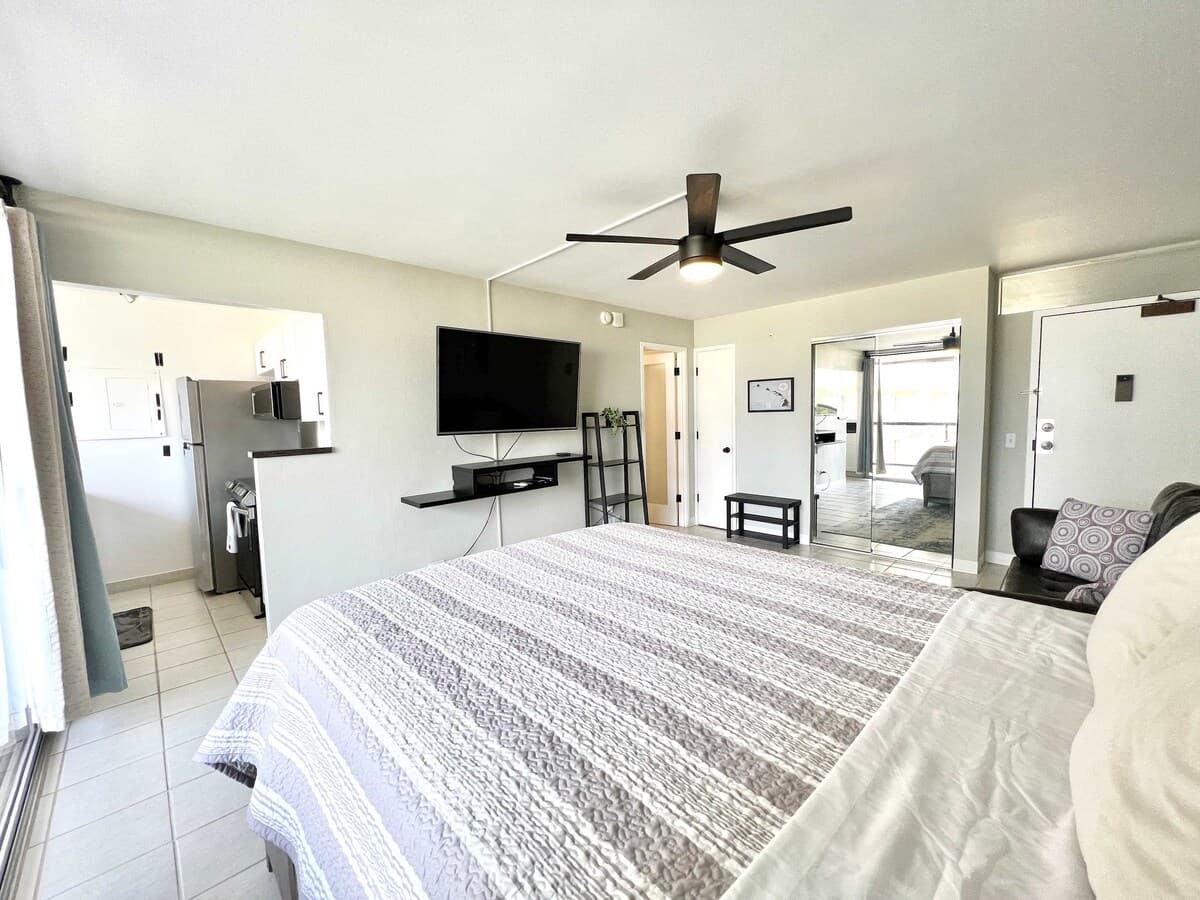 Condo in Honolulu · ★4.78 · Studio · 2 beds · 1 private bath - Photo 1