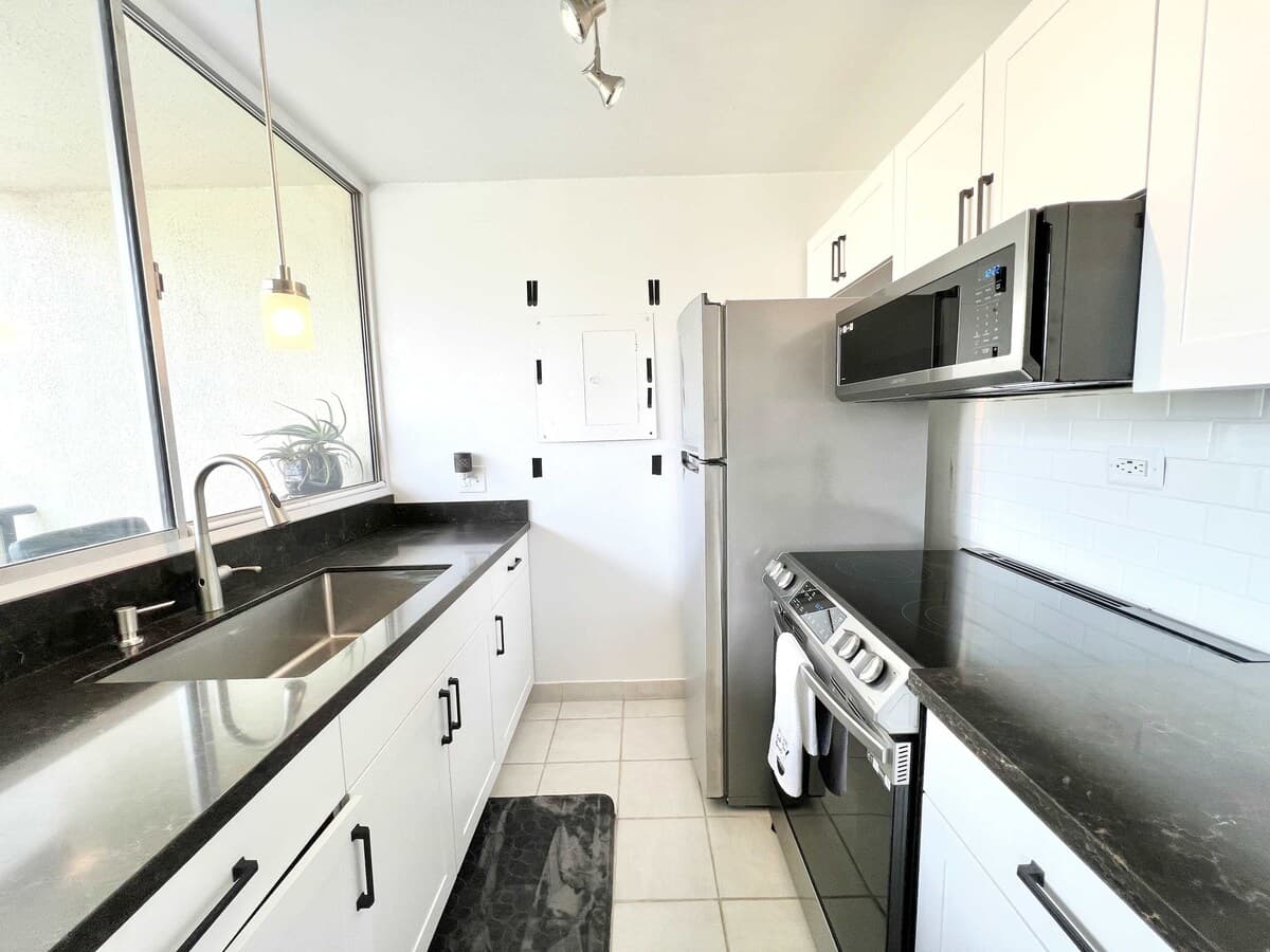 Condo in Honolulu · ★4.78 · Studio · 2 beds · 1 private bath - Photo 5