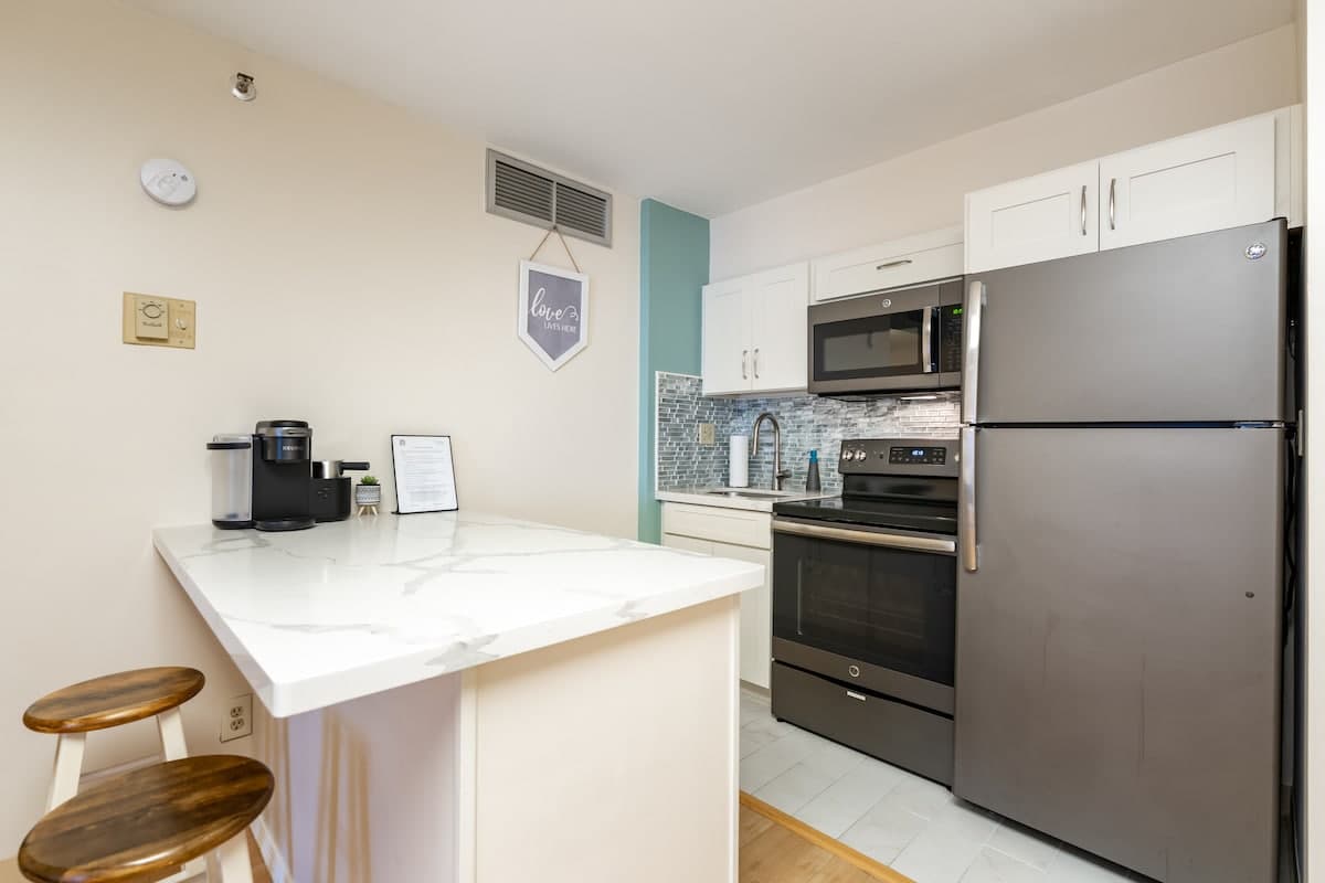 Condo in Honolulu · ★4.71 · 1 bedroom · 1 bed · 1 private bath - Photo 2