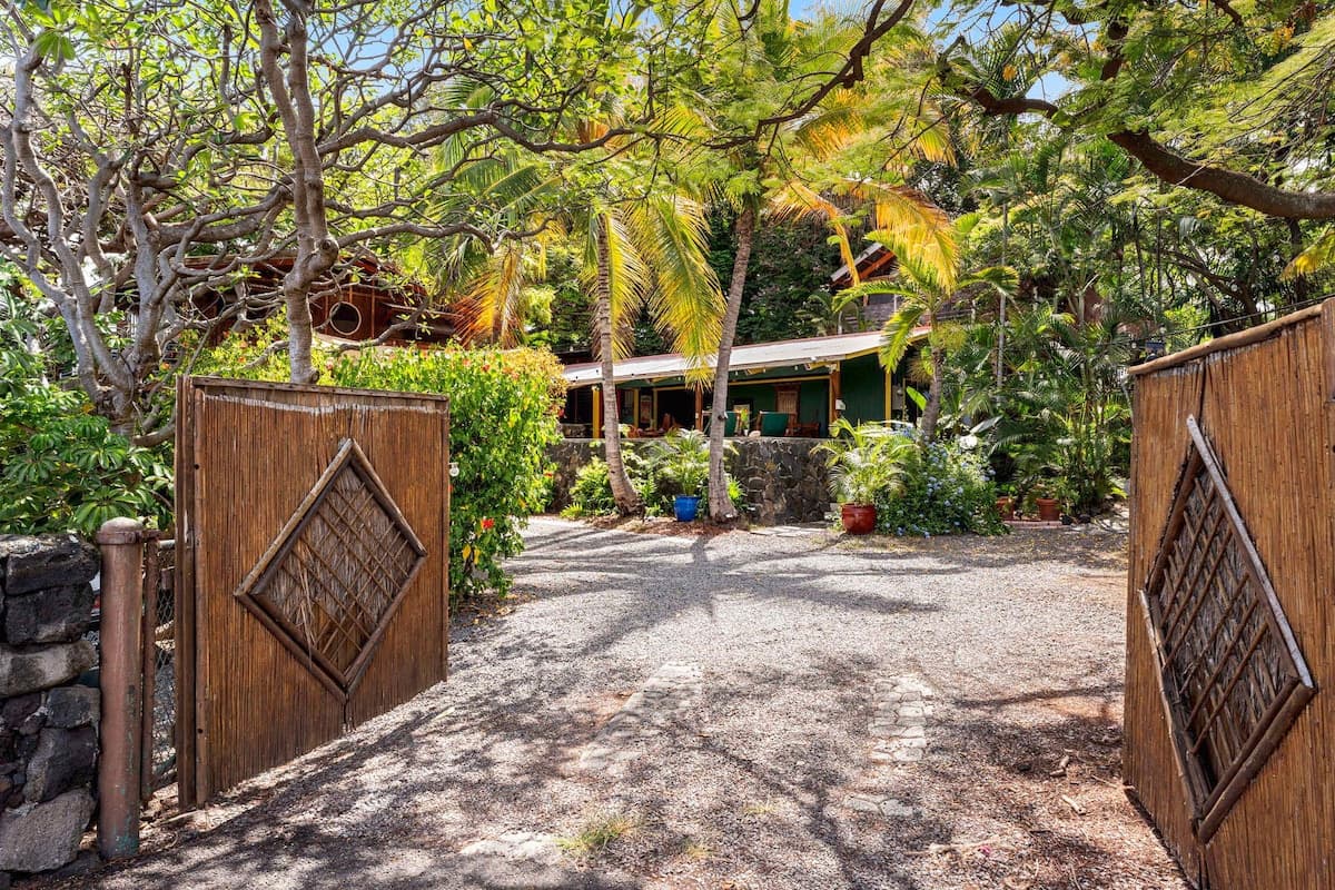 Home in Kailua-Kona · ★4.69 · 2 bedrooms · 4 beds · 2 baths - Photo 1