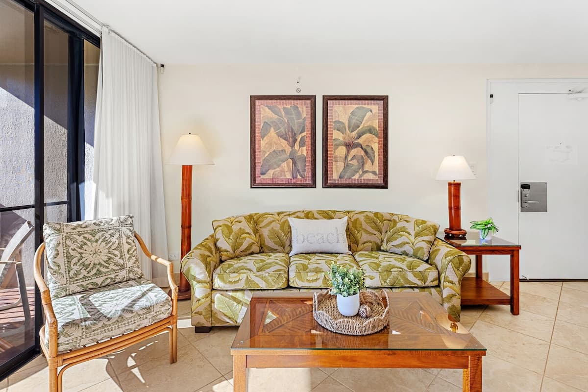 Condo in Lahaina · ★4.89 · 2 bedrooms · 4 beds · 2 private baths - Photo 3