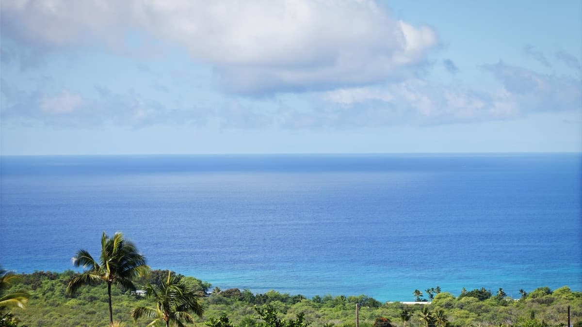 Home in Kailua-Kona · ★4.73 · 3 bedrooms · 5 beds · 3 shared baths - Photo 3