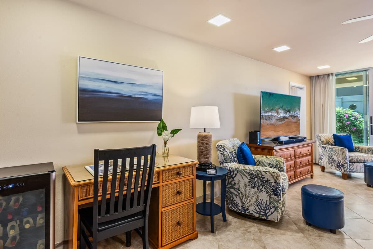 Condo in Lahaina · ★5.0 · 1 bedroom · 2 beds · 1 bath - Photo 4