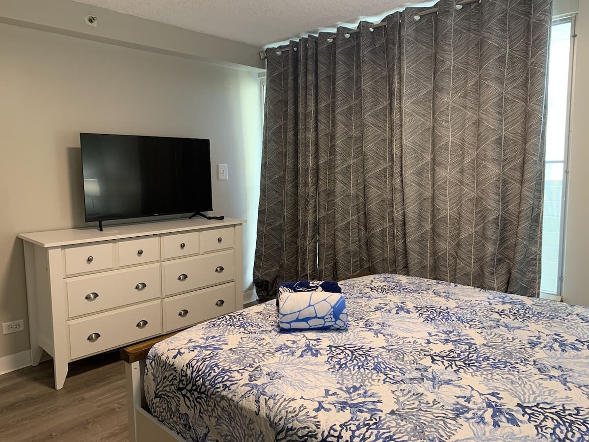 Condo in Honolulu · ★4.58 · 1 bedroom · 1 bed · 1 private bath - Photo 2