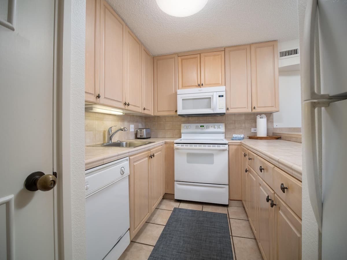 Condo in Kihei · ★5.0 · 1 bedroom · 2 beds · 2 private baths - Photo 4