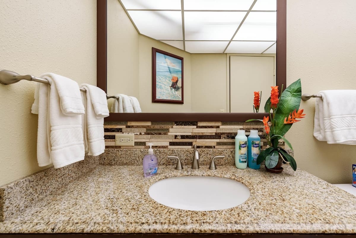 Condo in Lahaina · ★4.88 · 2 bedrooms · 3 beds · 2 private baths - Photo 4