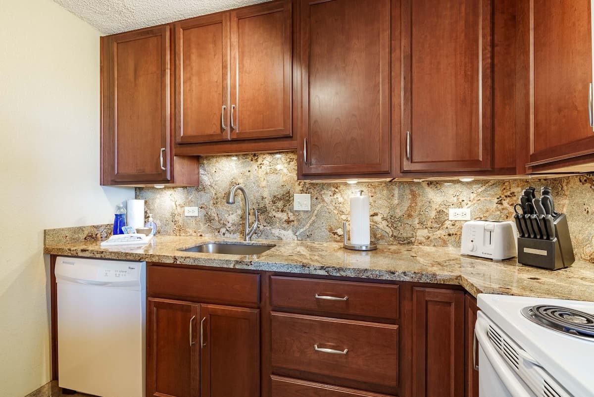 Condo in Lahaina · ★4.88 · 2 bedrooms · 3 beds · 2 private baths - Photo 3