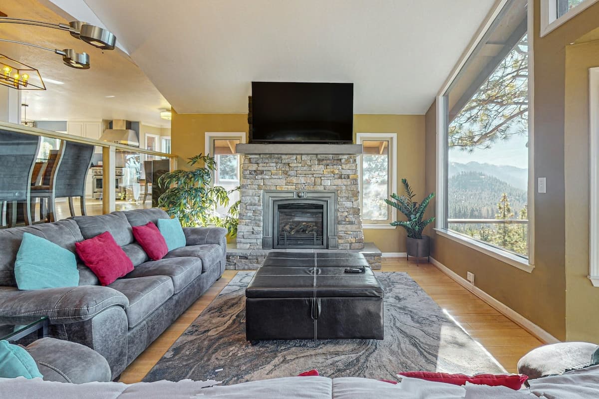 Home in Zephyr Cove · ★4.88 · 5 bedrooms · 6 beds · 5.5 private baths - Photo 2