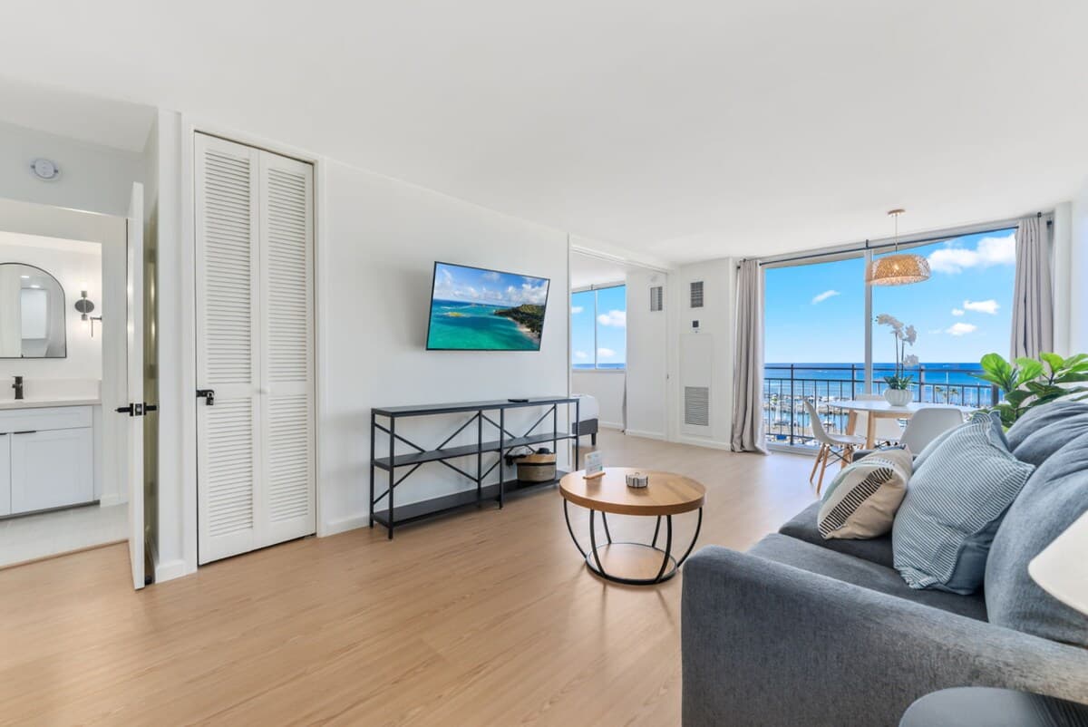 *Oceanfront Renovated Getaway in Waikiki - Photo 2