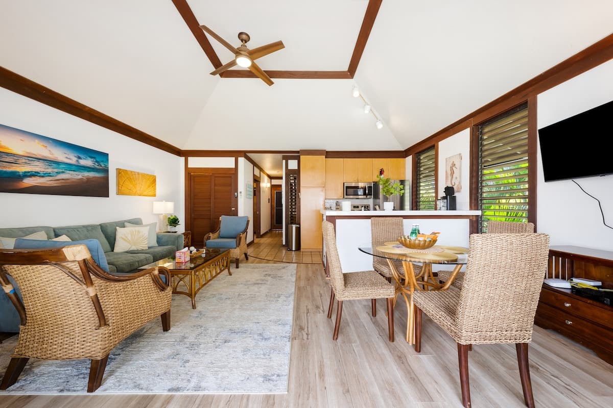 KP40 Walk to Beach!Top Corner Unit, A/C, Pool, Gym - Photo 4