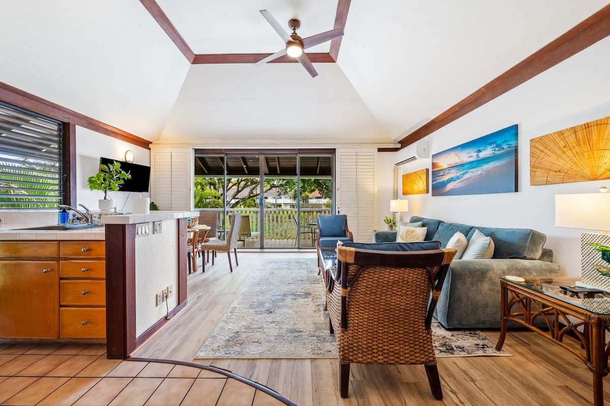 KP40 Walk to Beach!Top Corner Unit, A/C, Pool, Gym - Photo 1