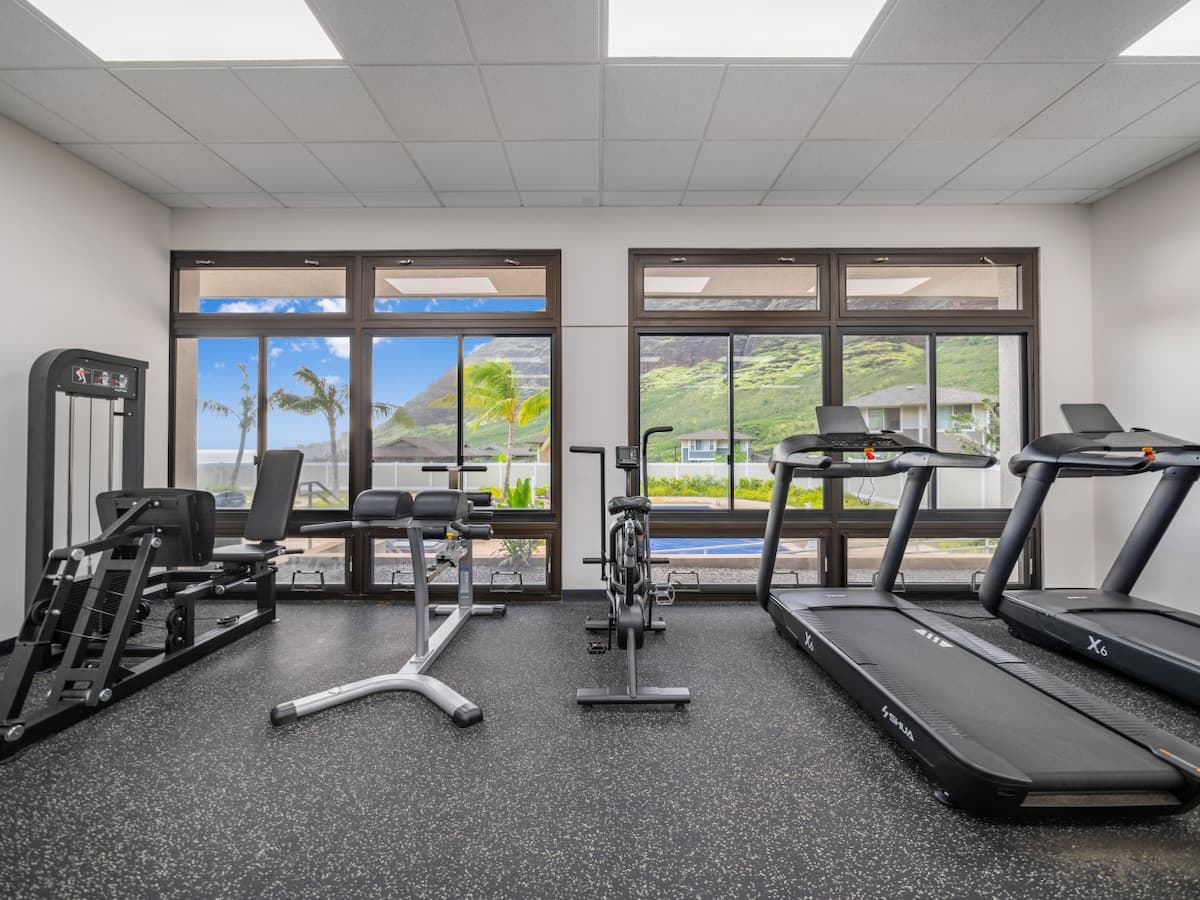 Home in Makaha Valley · ★5.0 · 3 bedrooms · 6 beds · 2 private baths - Photo 4