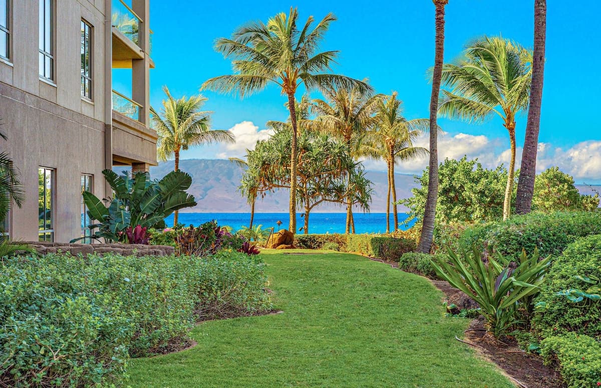 Condo in Lahaina · ★4.92 · 1 bedroom · 2 beds · 1 bath - Photo 4
