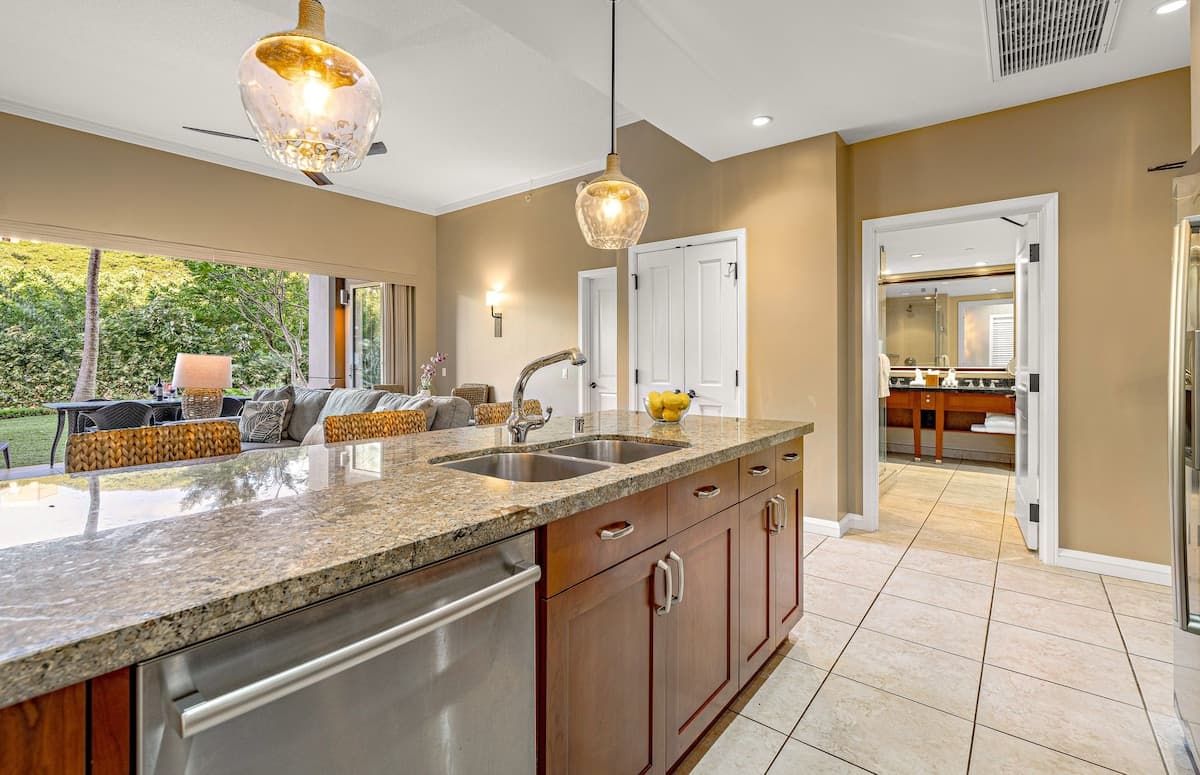 Condo in Lahaina · ★4.92 · 1 bedroom · 2 beds · 1 bath - Photo 5