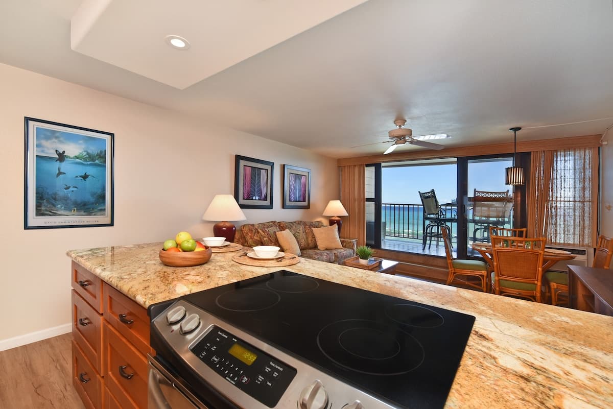 Condo in Lahaina · ★4.83 · 1 bedroom · 2 beds · 1 bath - Photo 4