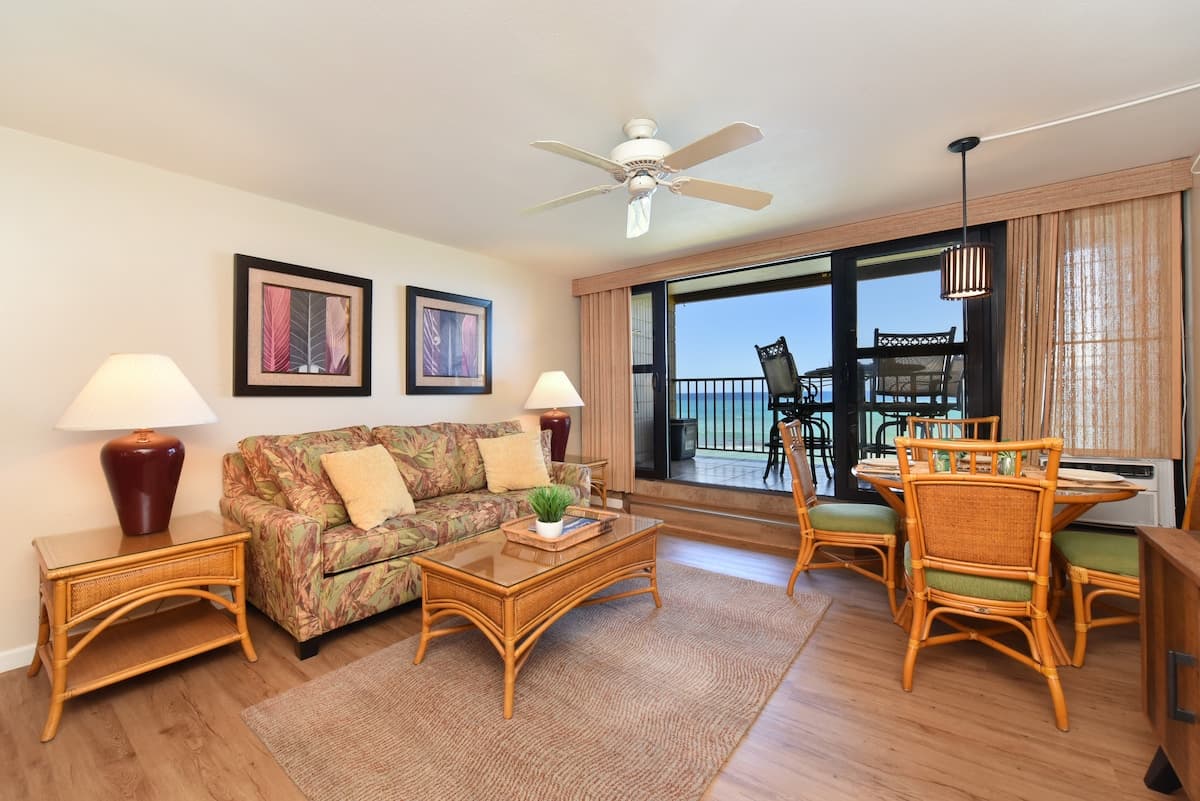 Condo in Lahaina · ★4.83 · 1 bedroom · 2 beds · 1 bath - Photo 2