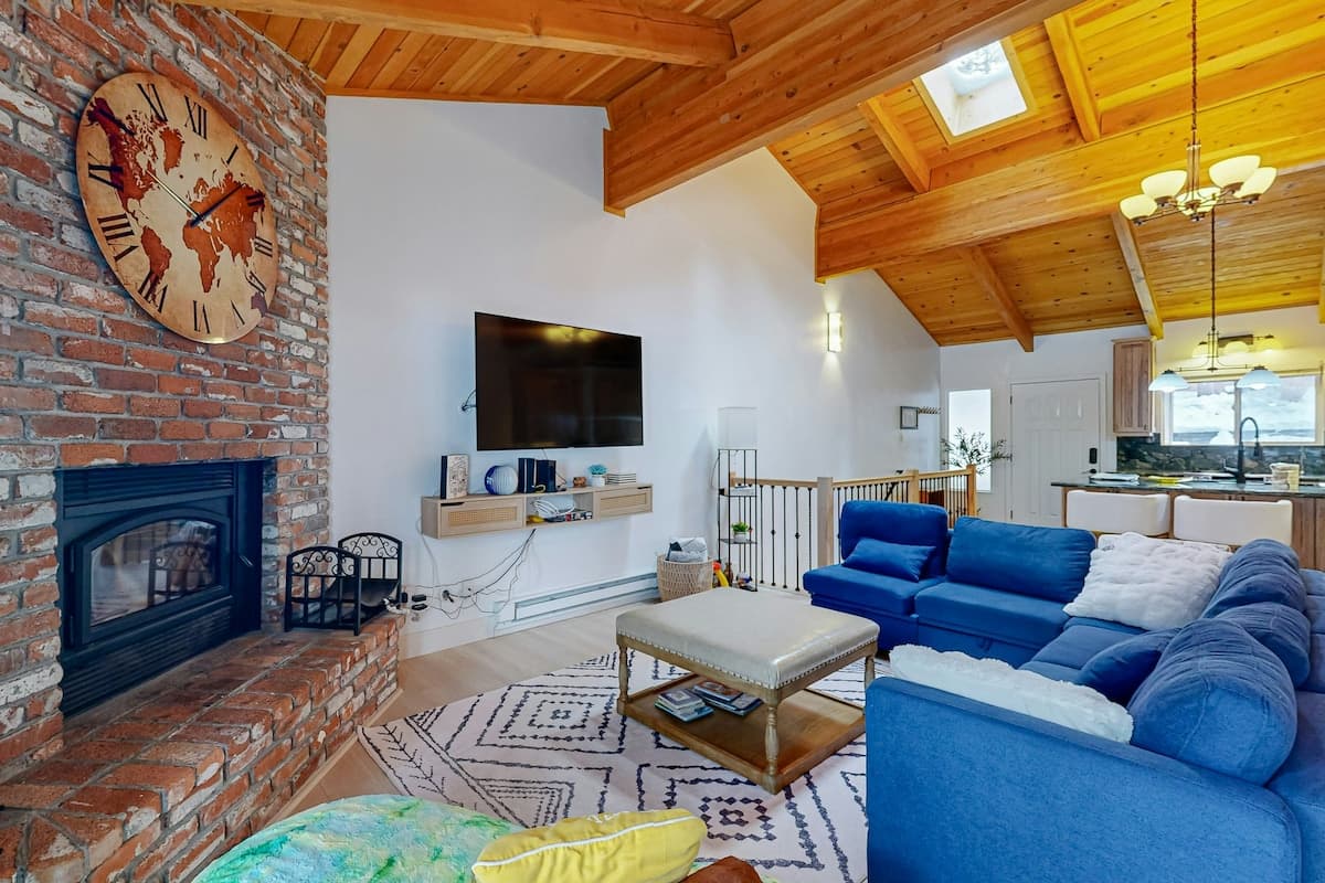 Townhouse in Incline Village · ★4.83 · 3 bedrooms · 5 beds · 2.5 private baths - Photo 4