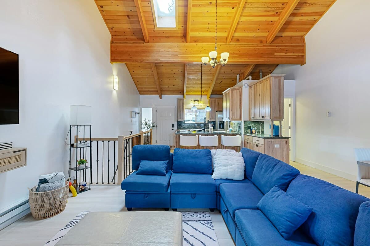 Townhouse in Incline Village · ★4.83 · 3 bedrooms · 5 beds · 2.5 private baths - Photo 5