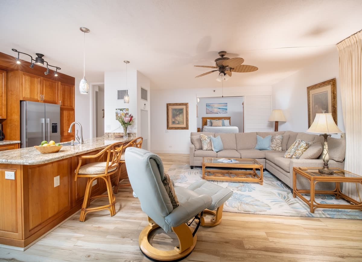 Home in Lahaina · ★5.0 · 2 bedrooms · 3 beds · 2 baths - Photo 2