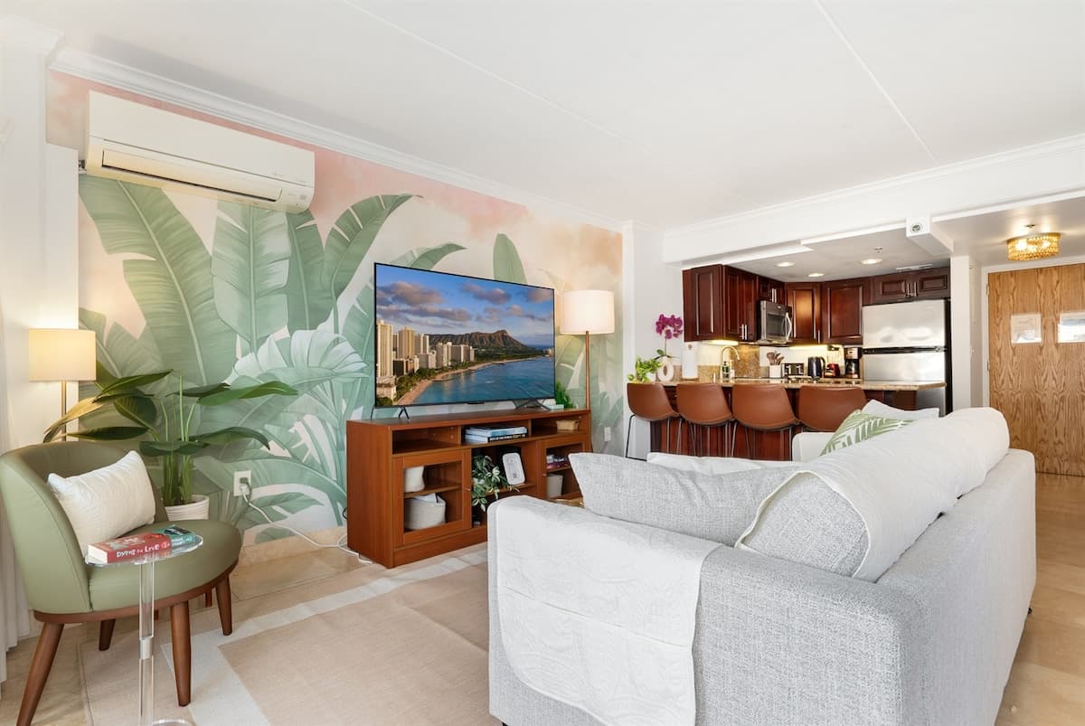 Condo in Honolulu · ★5.0 · 1 bedroom · 2 beds · 1 private bath - Photo 1